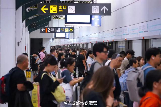 前方已堵红！川AG大军摸黑出动，有人凌晨4点排队充电，四川多个高速收费站关闭；多个景区已约满、售罄