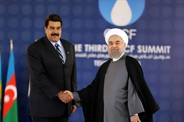 油轮被扣，美军兵临城下，川普阴谋浮现之际，马杜罗等来两大外援