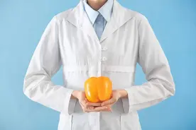 刚做完骨折手术的人，不能喝骨头汤？医生：这几种食物都不适合吃图片