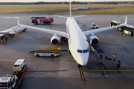 飞机明明都停稳了，为什么却迟迟不开舱门？终于明白了图片