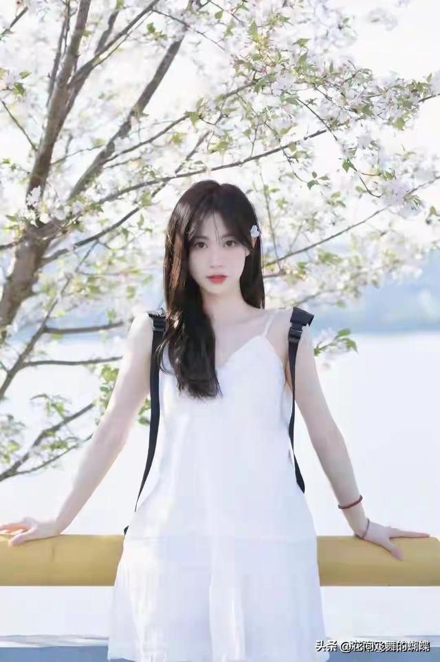 河南洛阳一校花	，172cm皮肤白到发光，身材也是顶流，太美了