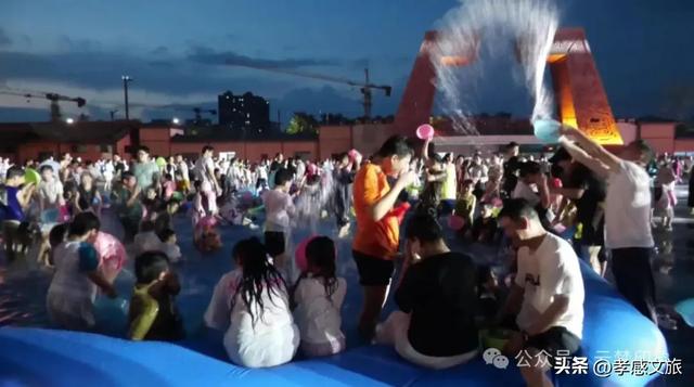 电音+泼水节+美食，云梦的夏夜嗨爆啦！