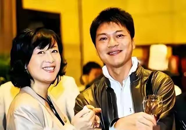 61岁江嘉良似30岁小伙，同框62岁妻子像母子！恩爱多年甜蜜依旧