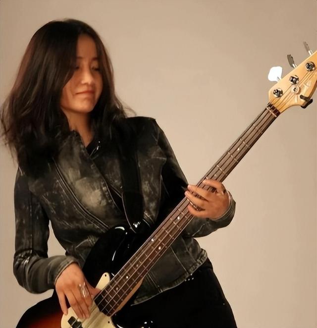 她连上4次春晚，和恩师同居怀孕，被骗流产，57岁依然无人敢娶
