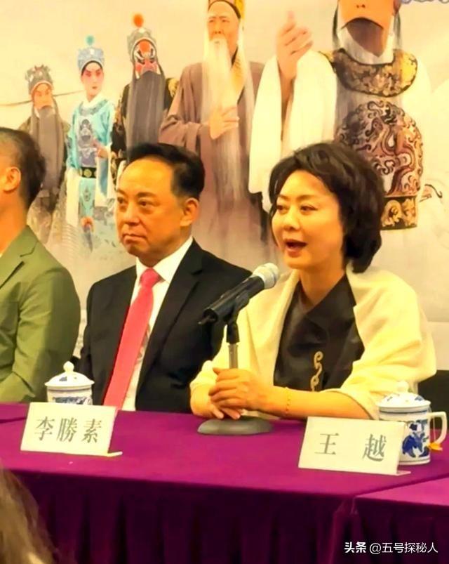 至今未婚未育，身边却有男人陪了近27年!59岁的李胜素才是真清醒