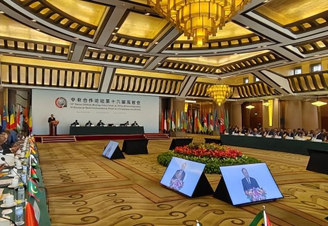 特朗普向51国发关税函，有国家提前破产，中国宣布：对53国零关税