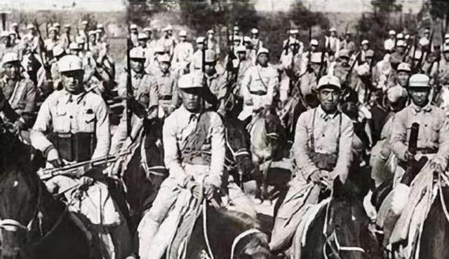 机关人员被日军包围，八路军骑兵飞马来救，带队女将25岁