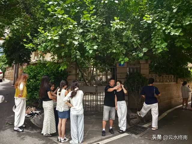 我看到以国家的名义纪念一个人！在一个从小学中学上到大学的村子