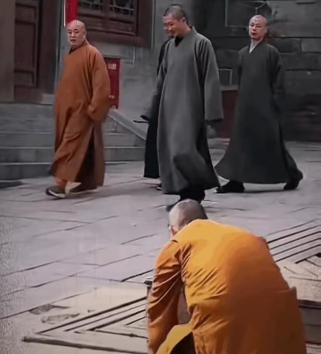 女徒弟众多，老僧见面下跪，释永信在少林寺的生活，到底有多爽？