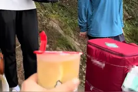 小伙扛蜜雪冰城柠檬水上嵩山沿途售卖，10元一杯，景区称违反规定图片