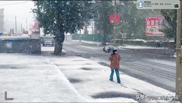 一匹黑马暴雪中压马路，夫妻房车旅居川西，靠充电桩续命！