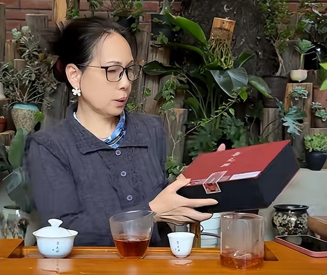 赖昌星妻子曾明娜现状	，独居3000平老宅，做饭弄花草活成人生赢家