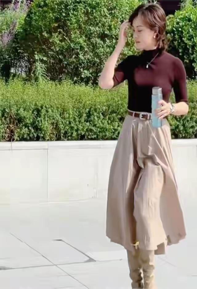 43岁孙俪上班被偶遇，她的身材真好，手里拿着保温杯，好会养生