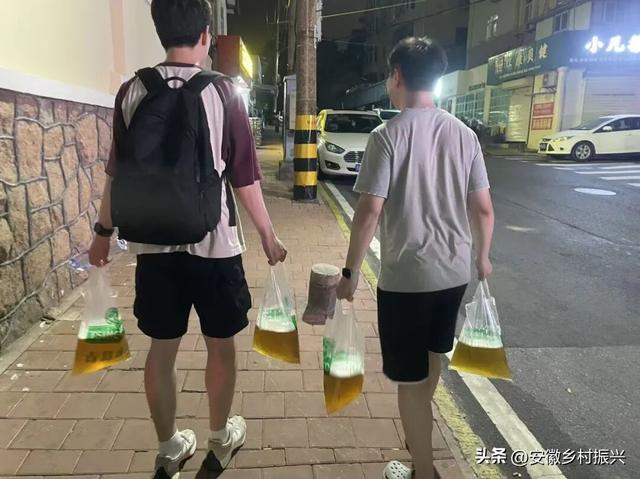 8月，「渴望自由，像治不好的病」