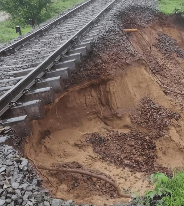 中国高铁为何放着平地不走，而选择建造高架桥？