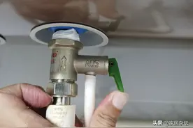 电热水器下面有个“小阀门”，维修多花冤枉钱，好多都因为“它”图片
