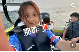 甜馨发动态回应晒黑：黑就黑了呗，那咋了，要白的像死人吗。图片