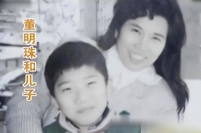 董明珠逛成都太古里，穿粉装大笑毫无架子，70多岁仍在拼事业
