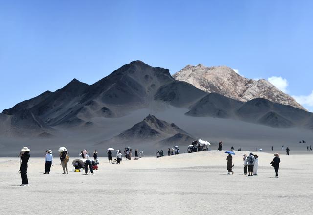 青海黑独山成热门打卡地， 游客络绎不绝赏"月球奇观"