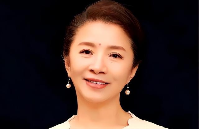 原来他是迟蓬丈夫，难怪66岁能出演《生万物》，有个好丈夫太重要