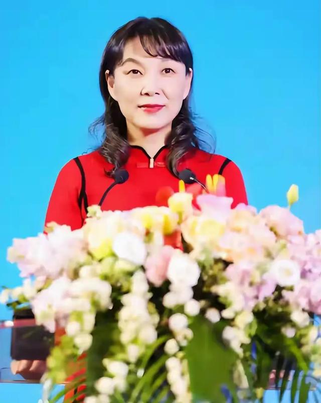 杜建英年轻时有多美？1988年与浙大校友合影，21岁的她太漂亮了