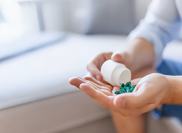 62岁男子不幸离世，医生：奥司他韦不要和这4种药搭配，不可忽视