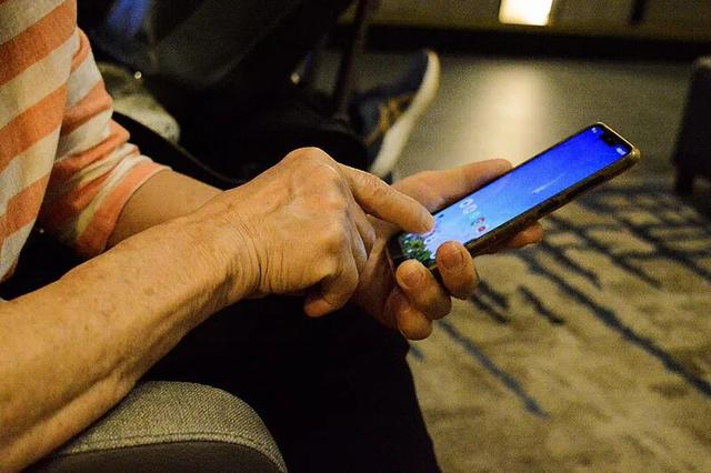 大学教授教100个老人用大模型，让AI了解他们真正的困境