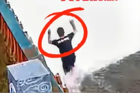 太感人！浙江9岁男孩失足落水，水流很急，父亲奋不顾身跳水救子图片