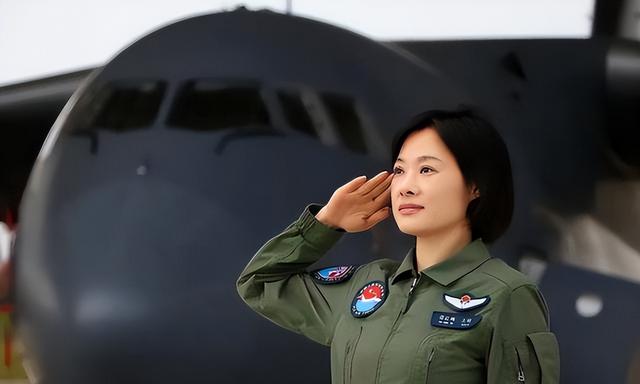 阅兵女机长身份曝光！私生活被扒牺牲太大，老公不简单，央视点名