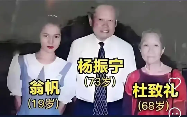 杨振宁葬礼：翁帆穿黑衣站首位，眼睛哭肿，送别队伍一眼望不到头