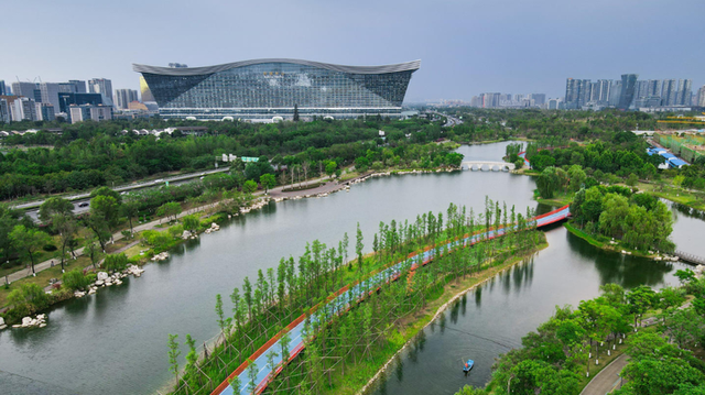 马克龙打卡乾隆花园和锦城湖公园：选这俩地方不止看风景那么简单
