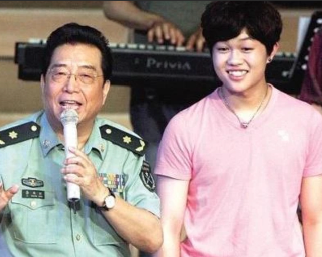 钱再多有什么用？87岁李双江一家4口的现状，给所有男人提了个醒