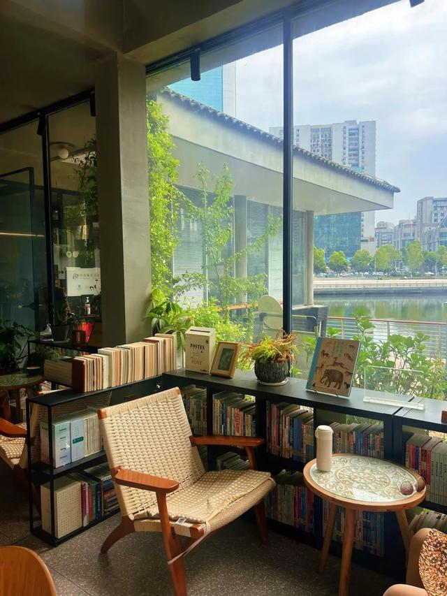 藕花深处棹歌远，江汉夏日荷风集