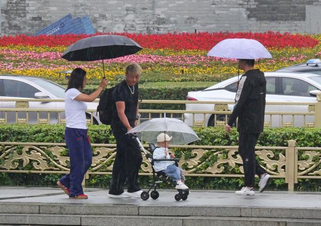 西安钟鼓楼广场雨中即景