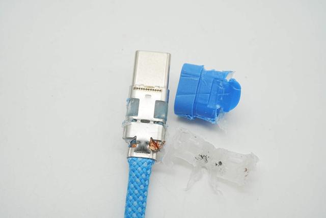 兼顾240W快充和40Gbps高速传输，异泽磁吸编织数据线拆解