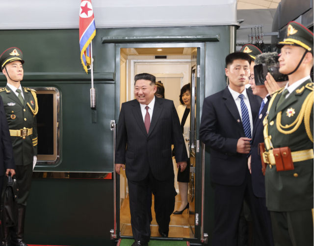 金正恩会见核部门科技人员