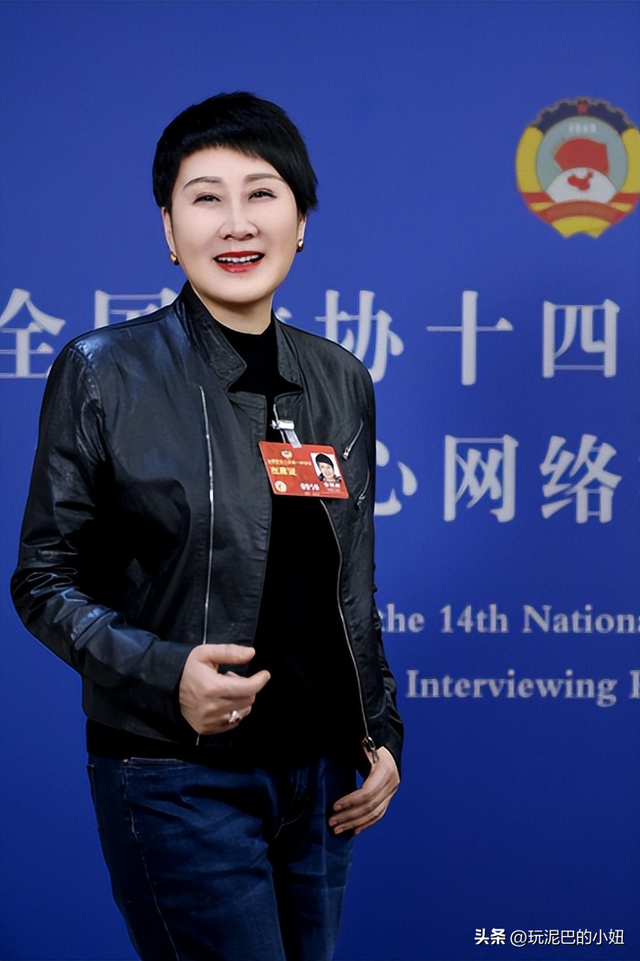 万万没想到，63岁张凯丽因九三阅兵上的一个动作，实现口碑暴增