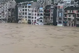 天灾！洪水淹没三楼高，镇远河水猛涨游客惊魂一夜！图片