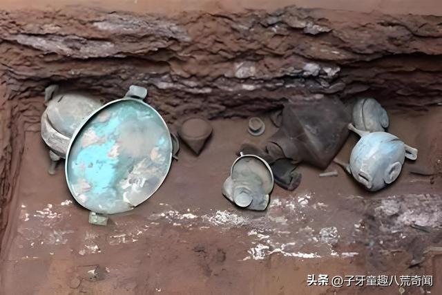 河南发现诡异村庄，村民白天睡觉，院子搭帐篷，武警到后立马保护