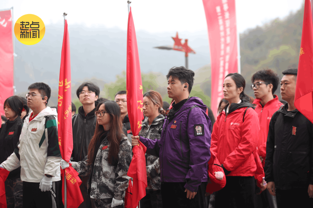 今天，他们踏上了90年前那群年轻人走过的路