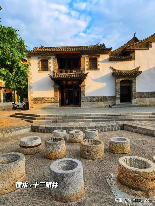 云南建水——千年临安古城 ：中国最后一座活着的古城！