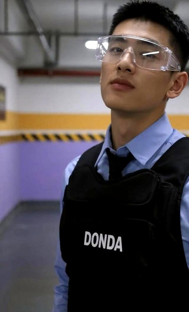 耐看型帅哥，这气质简直绝绝子，一看就是个好男人。