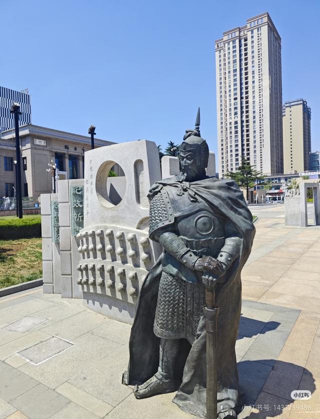烟台的海景无敌了，玻璃海果冻海，比威海、青岛的海好看