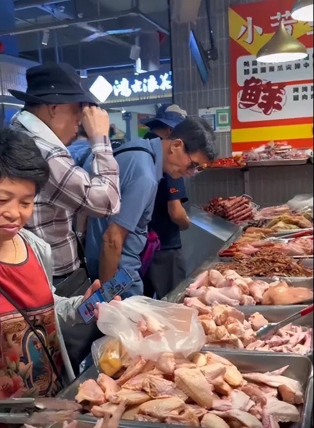 我国菜市场成了韩国旅游团大爷的最爱：试吃乱瞟还不好意思