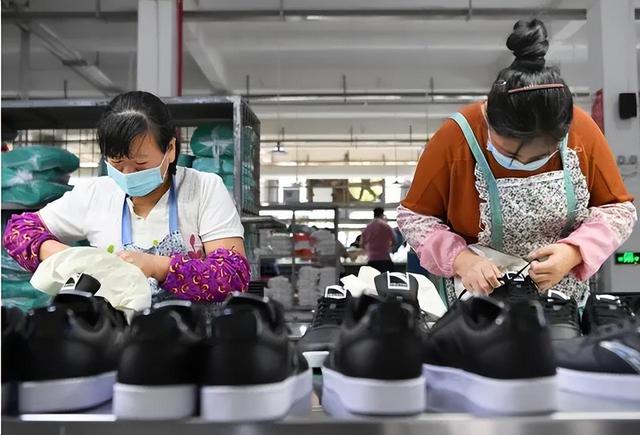 几乎全是假货，利润高达650%，为何消费者还争相购买?