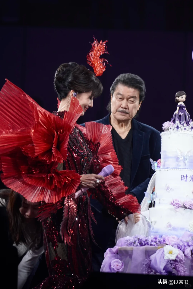 越来越不对劲！72岁赵雅芝和年轻人斗舞不在话下，与李连杰有一拼