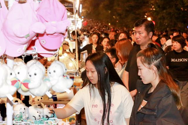 新民大街放大招：市集、花车巡游，承包你的假期快乐！