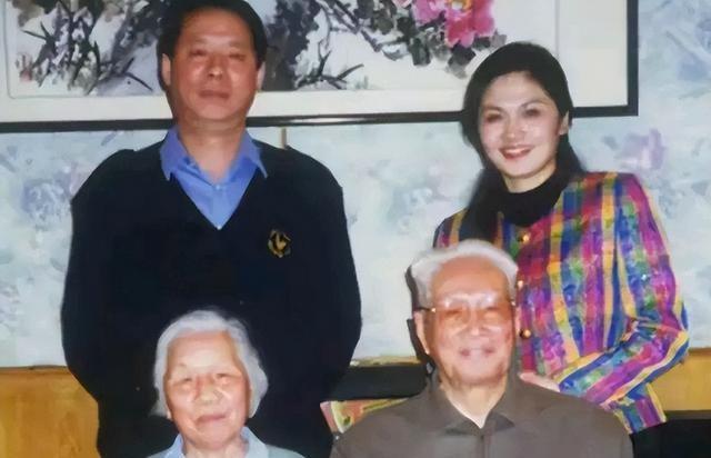 她是天生丽质的美女演员，嫁给军委副主席之子，离婚后成知名画家