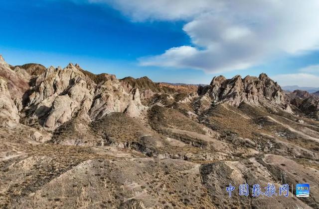 甘肃张掖：冬日外星谷色彩斑斓 亿年雕琢“外星地貌”引客来