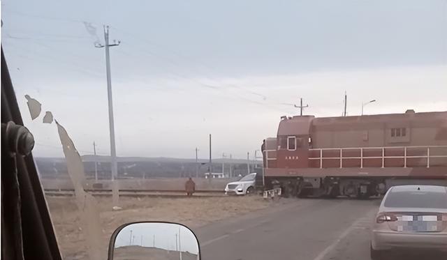SUV过铁路与火车相撞 交警回应